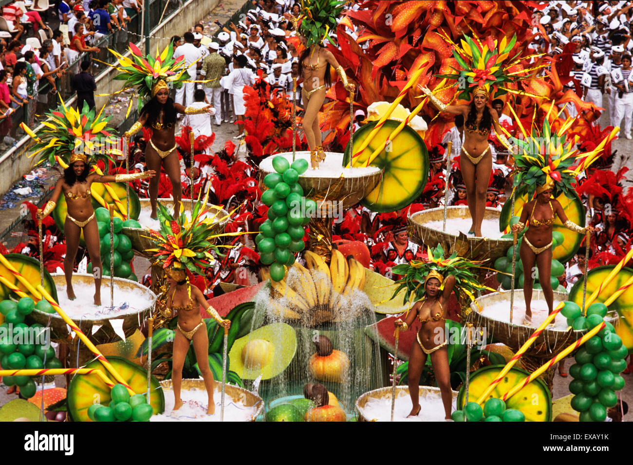 Rio De Janeiro, Brasilien. Karnevalsumzug Samba Schule; schweben Sie mit Frucht-Cocktail-Thema; Mädchen in knappen Bikinis gold. Stockfoto
