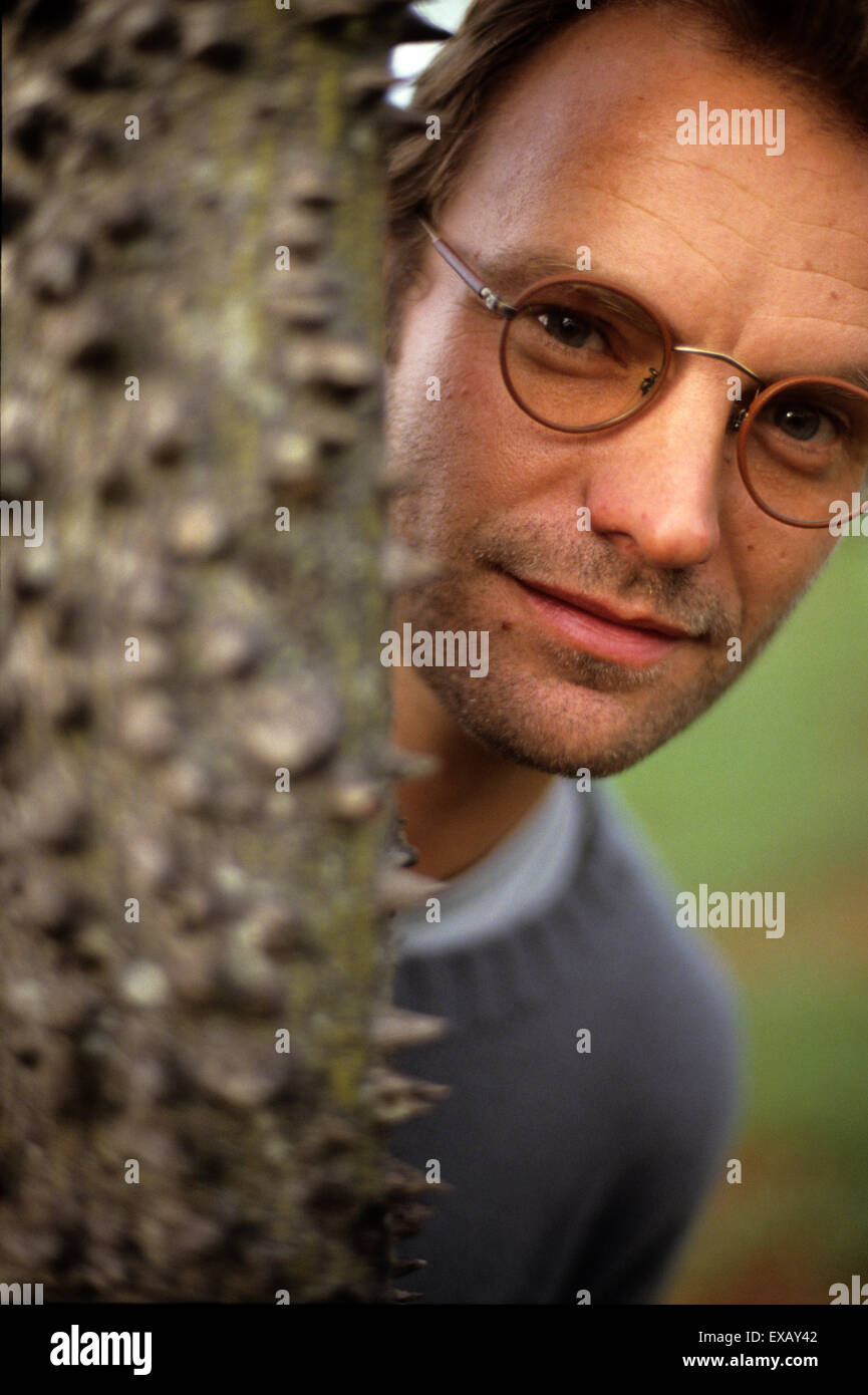 Xingu indigenen Reservat, Brasilien. Sting Blick hinter einem dornigen Baum-Stamm; November 1990. Stockfoto