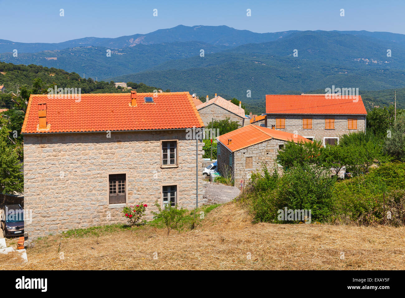 Korsischen Dorf Landschaft, Häuser mit roten Ziegeldächern Leben. Petreto-Bicchisano, Korsika, Frankreich Stockfoto