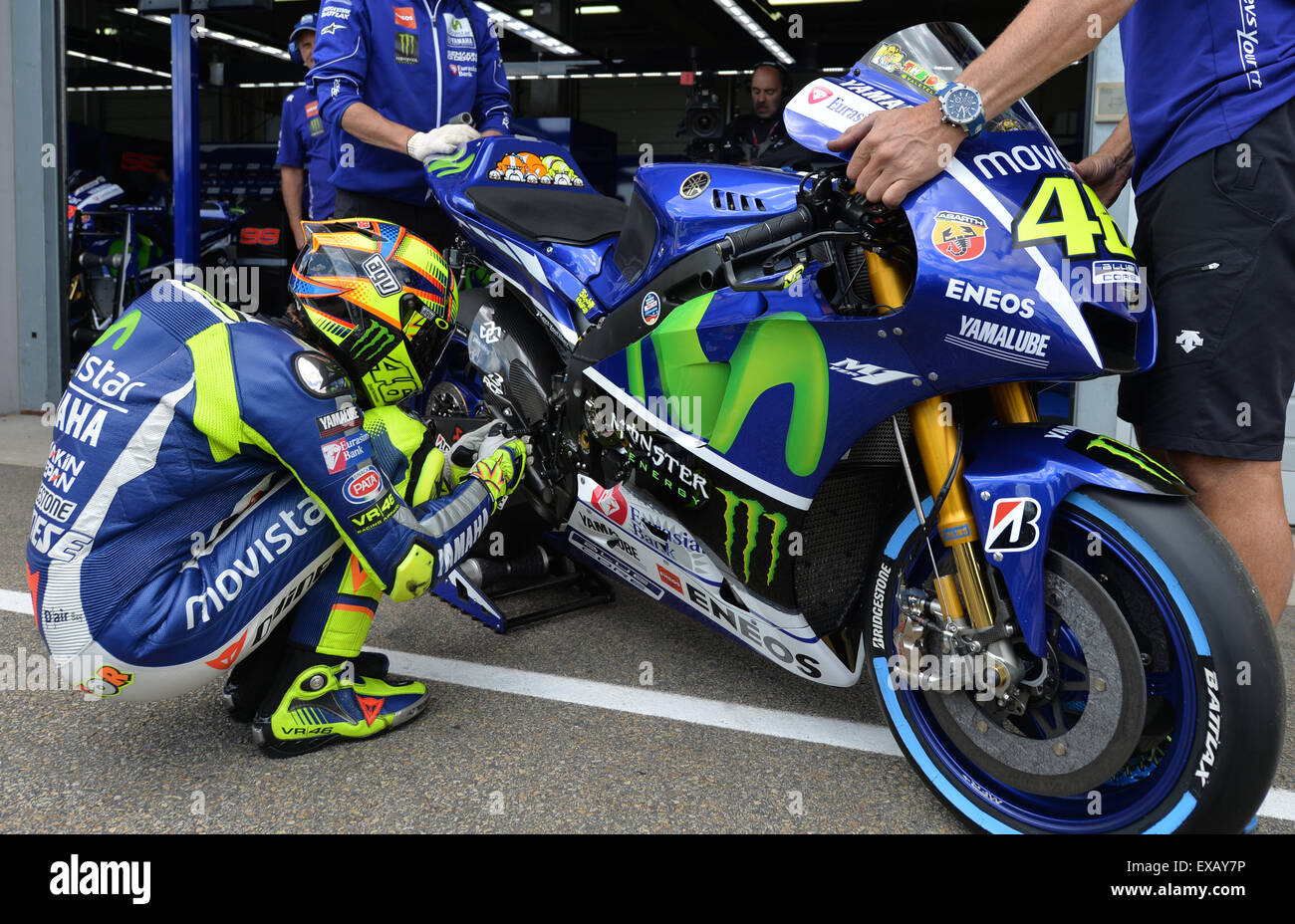 Hohenstein-Ernstthal, Deutschland. 10. Juli 2015. Italienischen MotoGP-Pilot Valentino Rossi Team Movistar Yamaha MotoGP bereitet sich auf den freien Trainings in der Motorrad-Grand-Prix auf dem Sachsenring in Hohenstein-Ernstthal, Deutschland, 10. Juli 2015. Foto: HENDRIK SCHMIDT/DPA/Alamy Live-Nachrichten Stockfoto