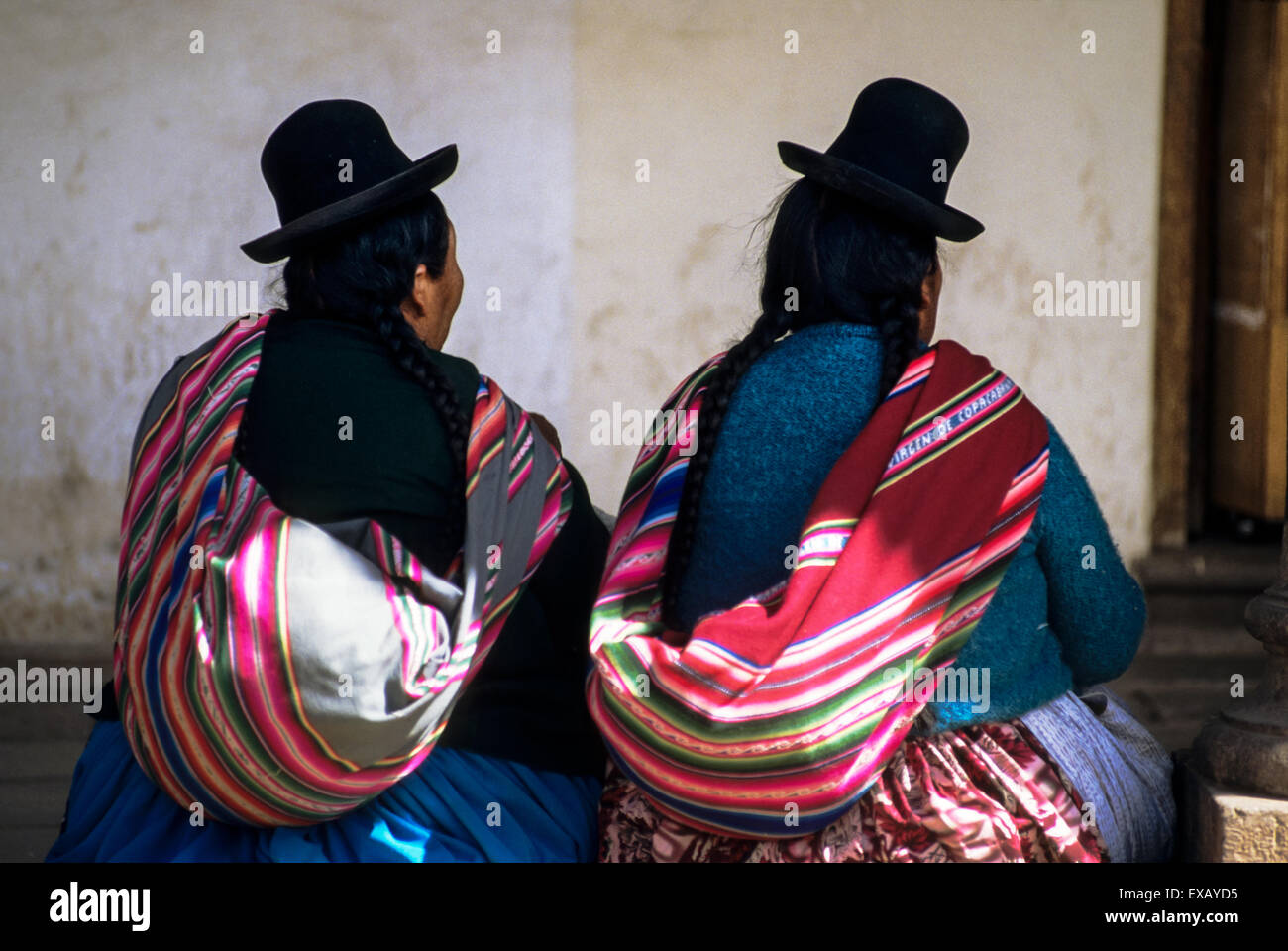 Cusco, Peru. Zwei Frauen in traditionellen Bowler-Hüte und bunte Tracht. Stockfoto