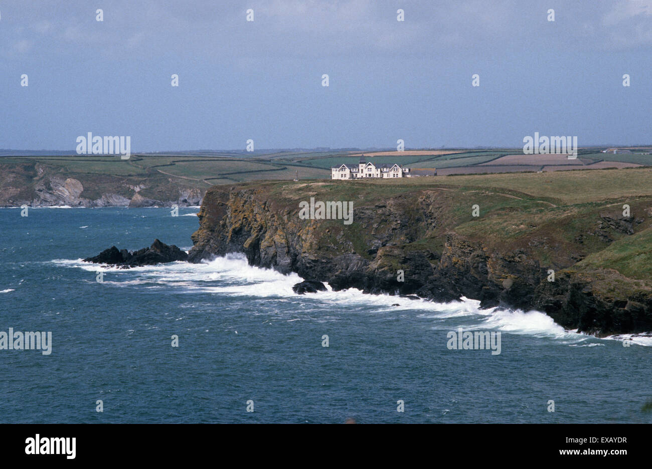 Cornwall, England. Marconi Punkt oberhalb Poldhu Bucht mit dem Poldhu Hotel (jetzt ein Pflegeheim) und Marconi Denkmal. Stockfoto