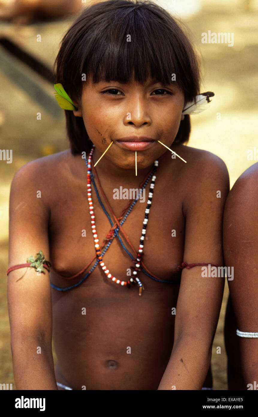 Roraima, Brasilien. Lächelnd Yanomami Stöcke Mädchen mit Perlenkette, in durchbohrten Wangen. Stockfoto