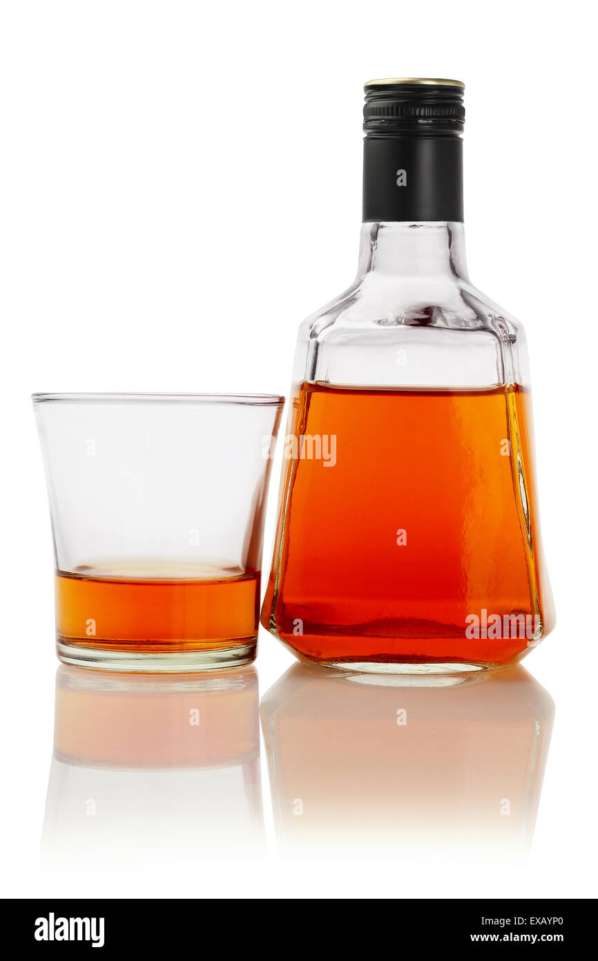 Glas und eine Flasche alkoholisches Getränk auf weißem Hintergrund Stockfoto