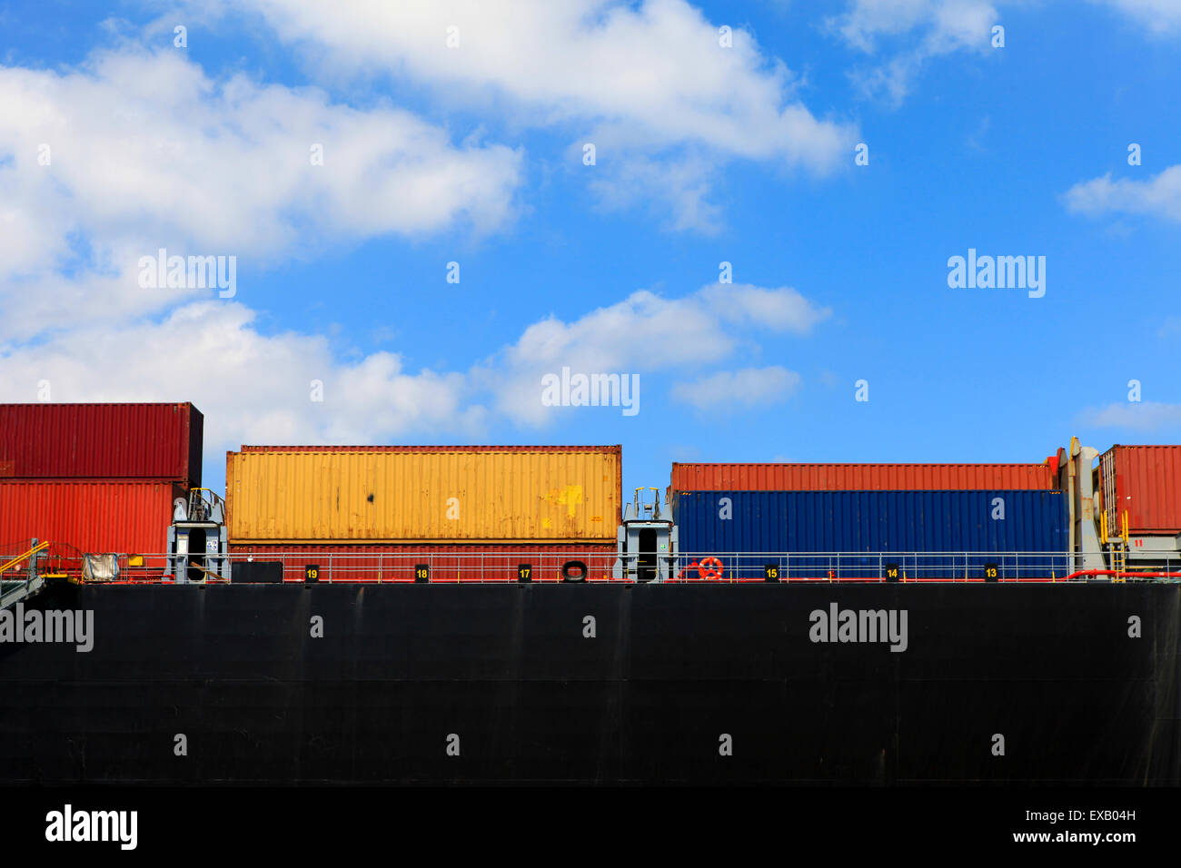 Verschiedene Container auf einem Frachtschiff Stockfoto