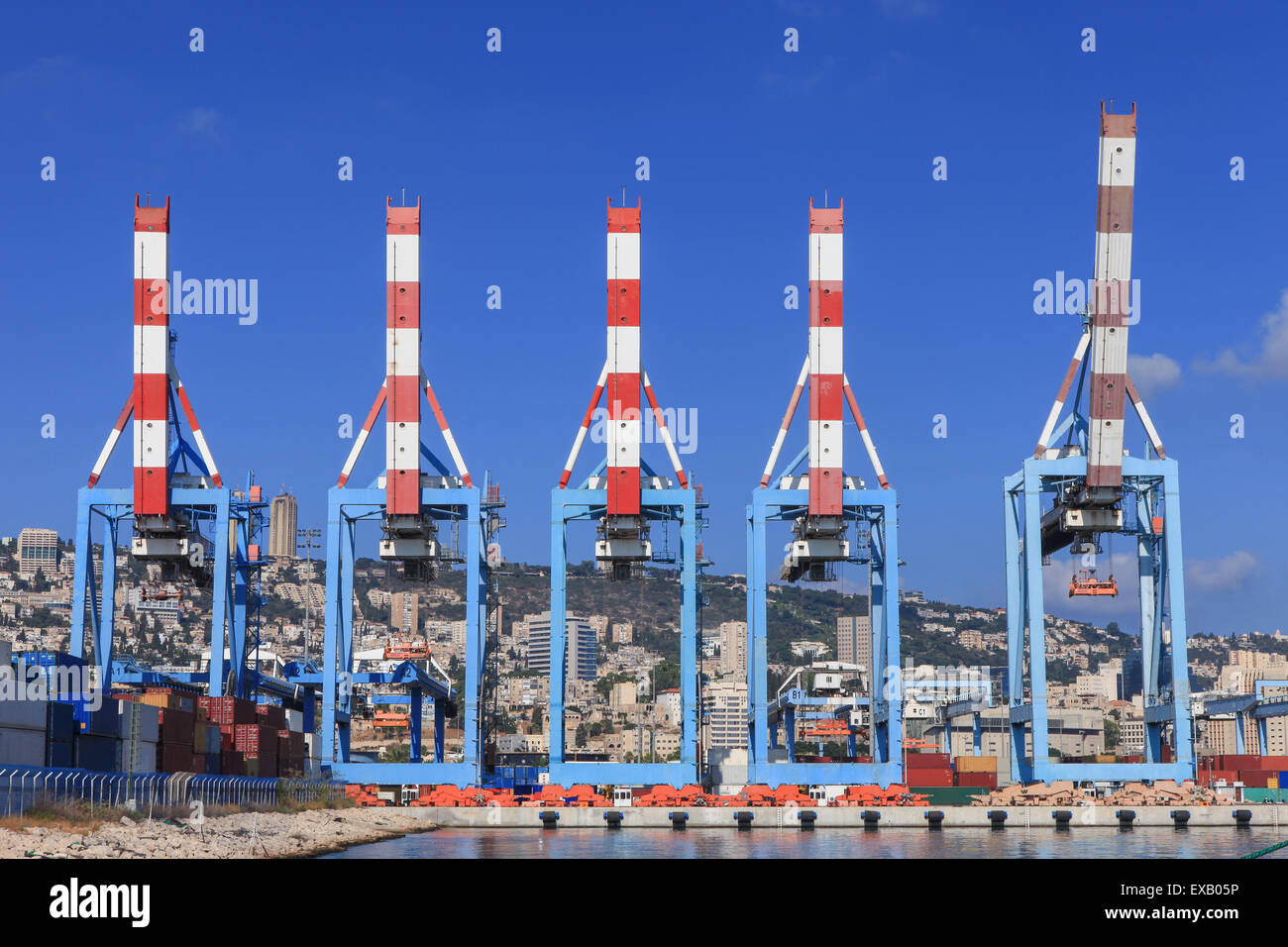 Hafen mit fünf Kränen im Standby-Modus Stockfoto