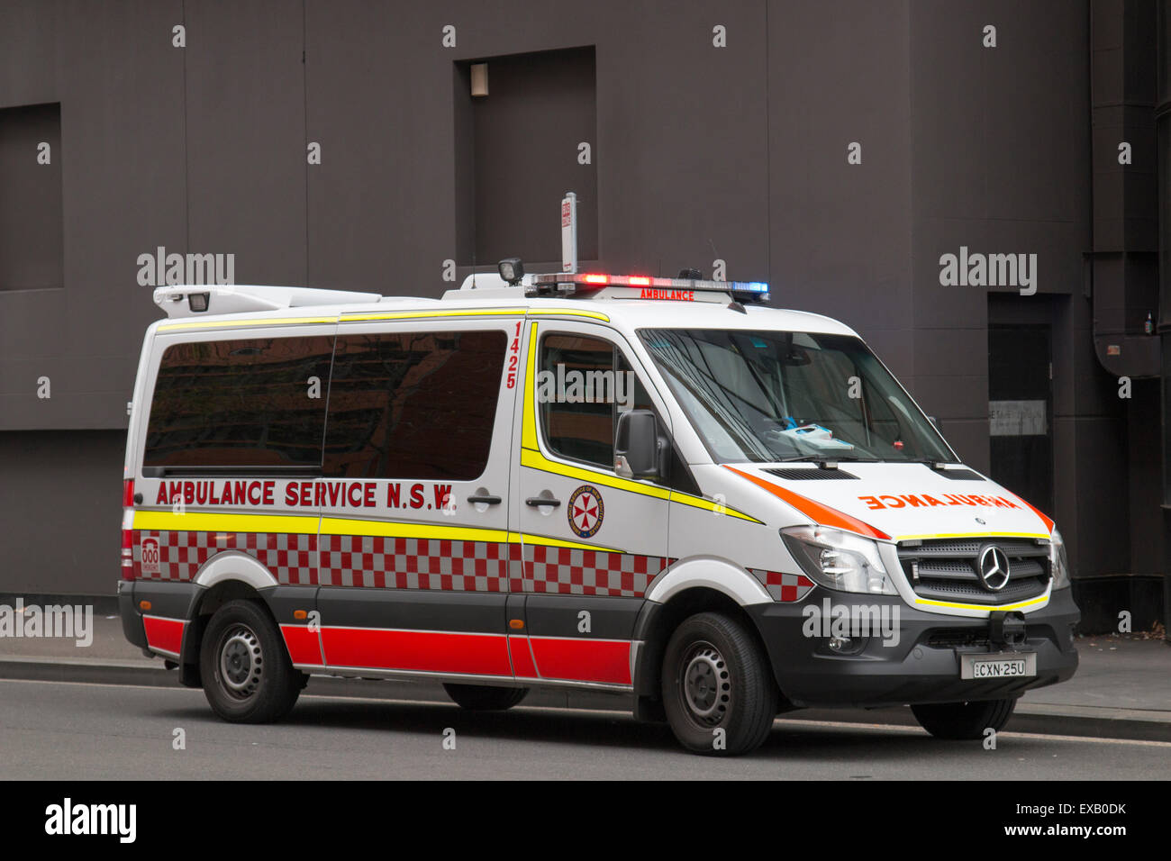 Neue South Wales Krankenwagen zu einem Notfall in Lee Street, Sydney, Australien besuchen. Stockfoto