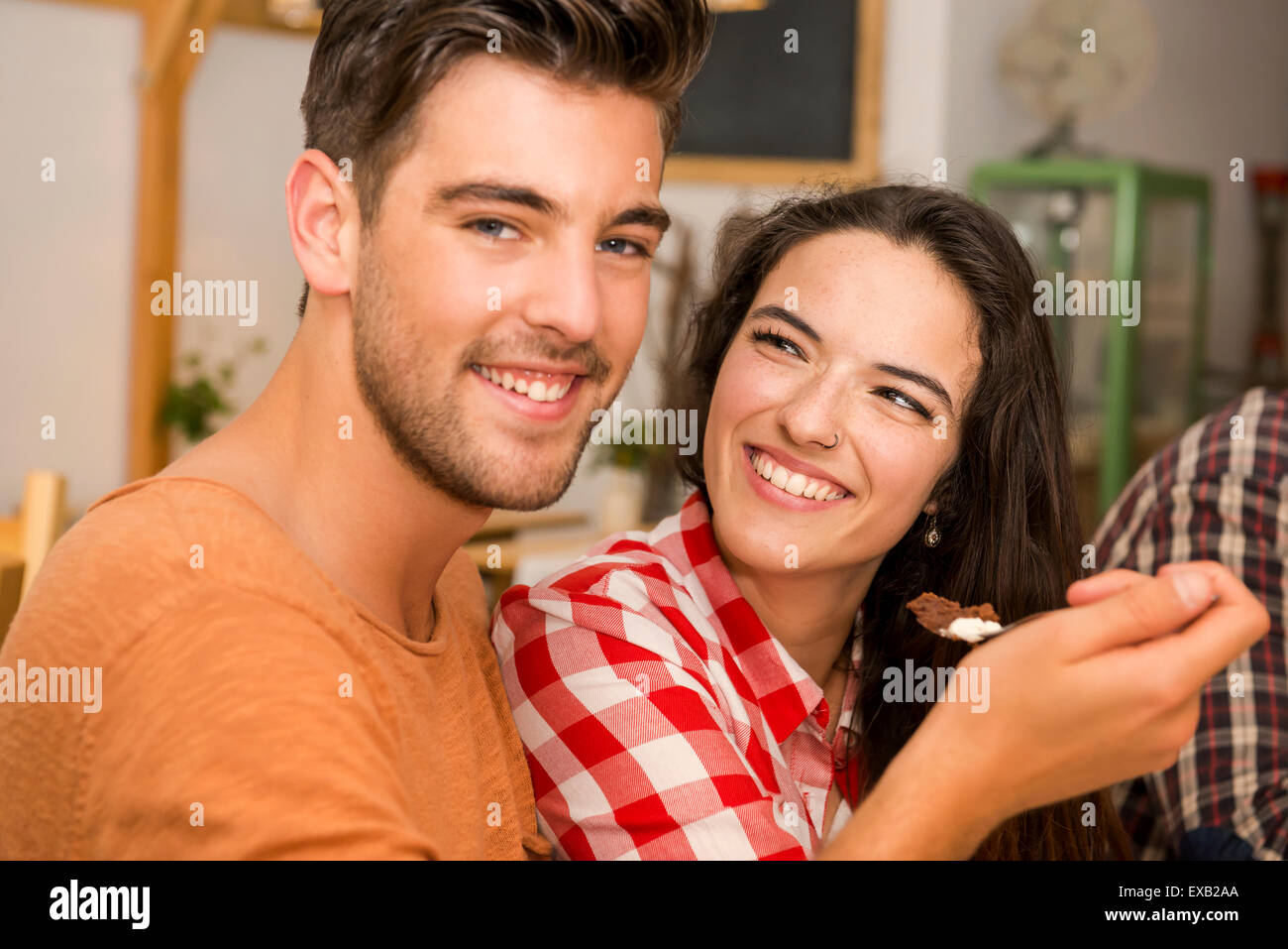 Glückliches Paar im Restaurant und Nahrung in den Mund geben Stockfoto