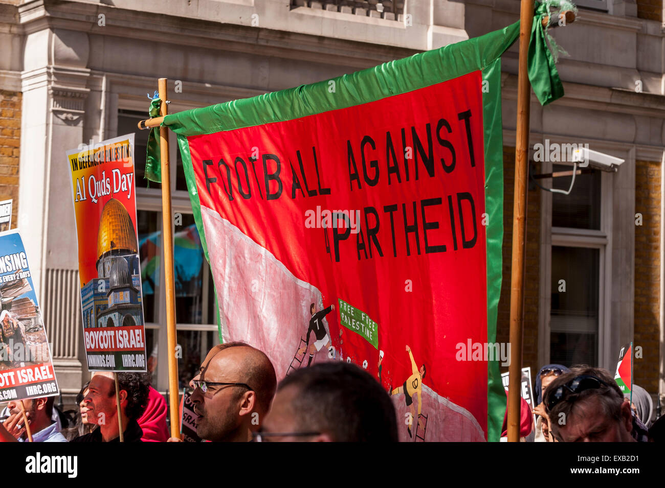 London, UK. 10. Juli 2015.  Demonstranten versammeln sich vor der BBC Gebäude in der Nähe von Oxford Circus zu Beginn der jährlichen Al Quds Day jährliche Demonstration und Kundgebung zur Unterstützung Palästinas. Bildnachweis: Stephen Chung / Alamy Live News Stockfoto