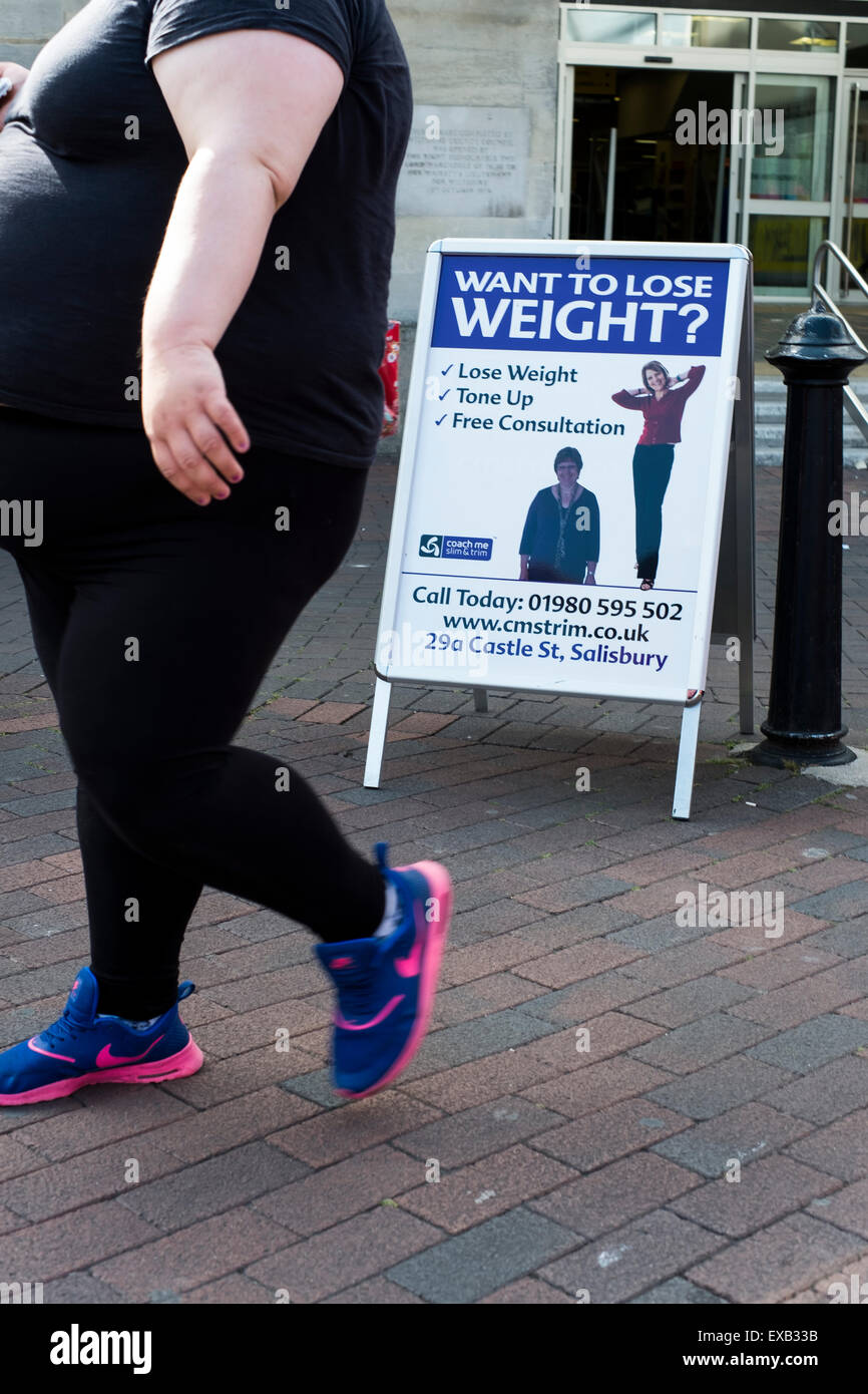 Übergewichtige Frauen vorbei gehen. Ein Poster wollen Gewicht zu verlieren Stockfoto