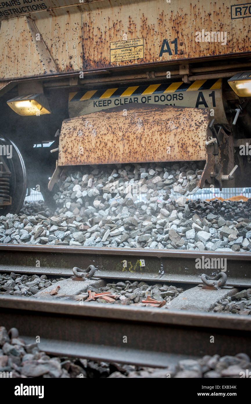 Network Rail Ballast Trichter Verlegung Ballast im Gleisbau auf einer Eisenbahn in England. Stockfoto