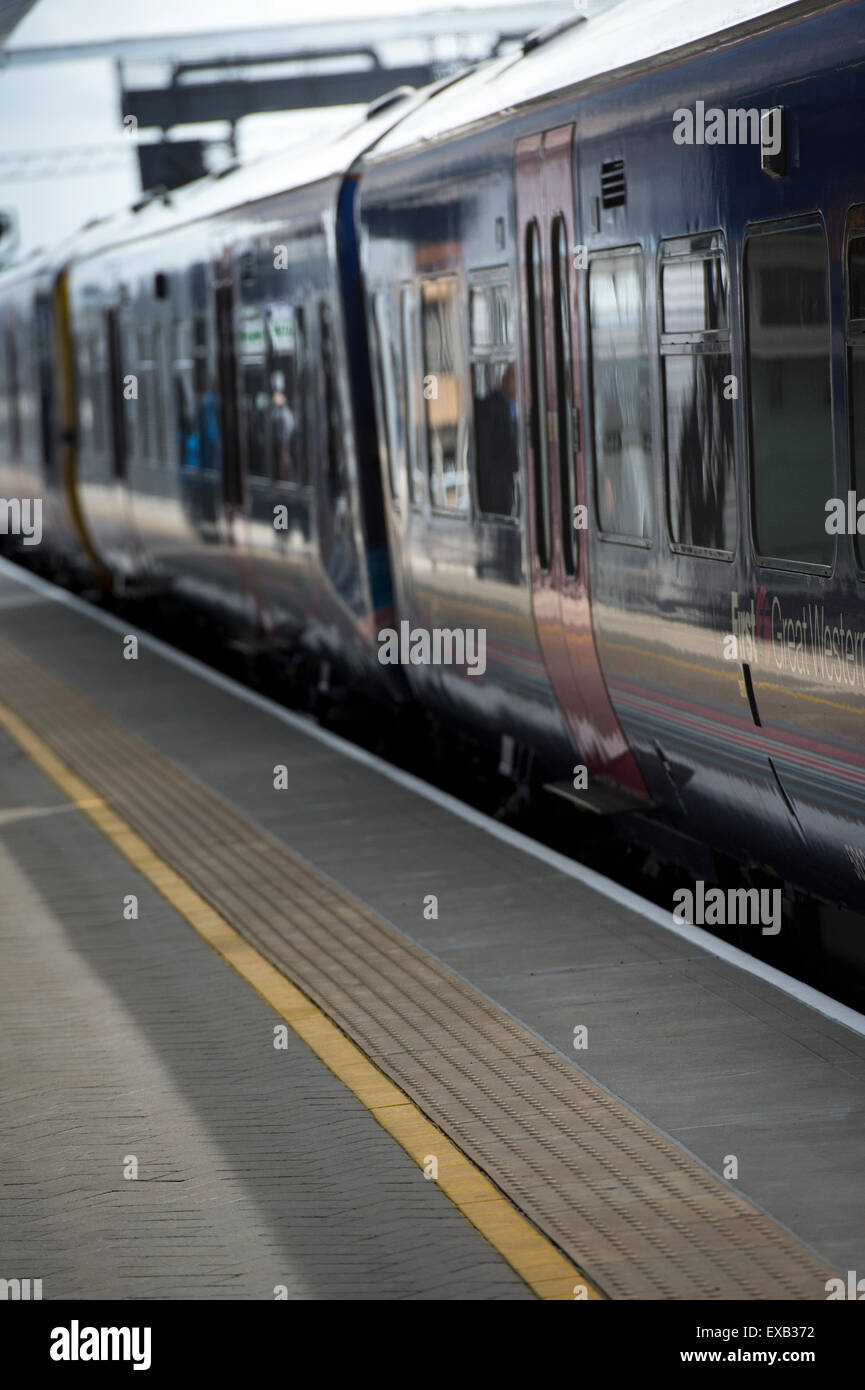 First Great Western Zug am Bahnhof Reading, England. Stockfoto