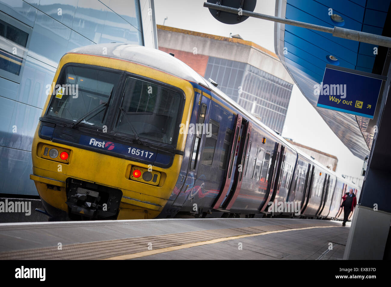 Klasse 165 Zug in First Great Western Lackierung am Bahnhof Reading, England. Stockfoto