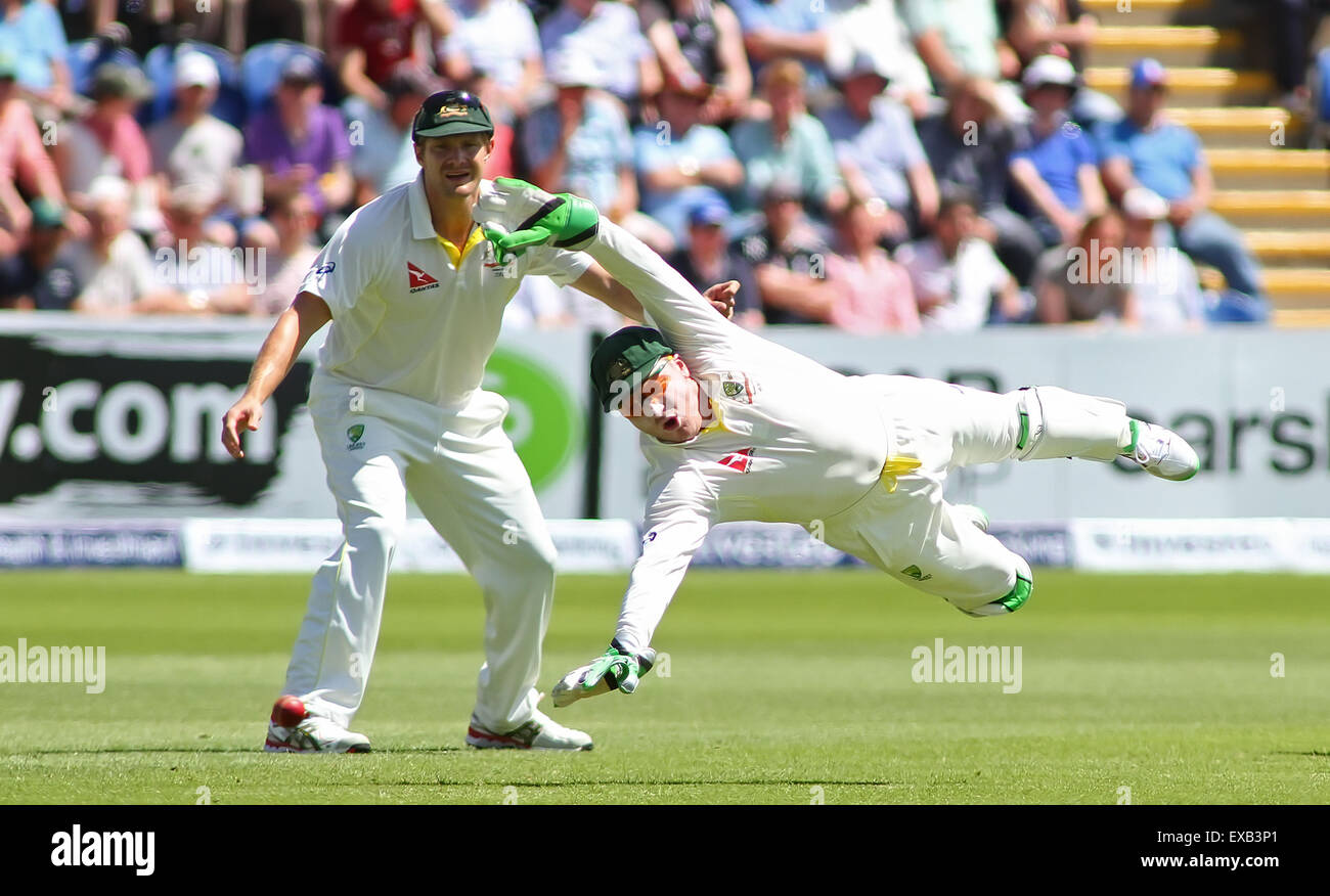 CARDIFF, WALES - Juli 10: Brad Haddin von Australien taucht aber nicht vier Leg Byes tagsüber drei von dem 1. Investec Asche Test Match zwischen England und Australien im SWALEC Stadion am 10. Juli 2015 in Cardiff, Vereinigtes Königreich zu stoppen. (Foto von Mitchell Gunn/ESPA) *** lokalen Caption *** Brad Haddin Stockfoto