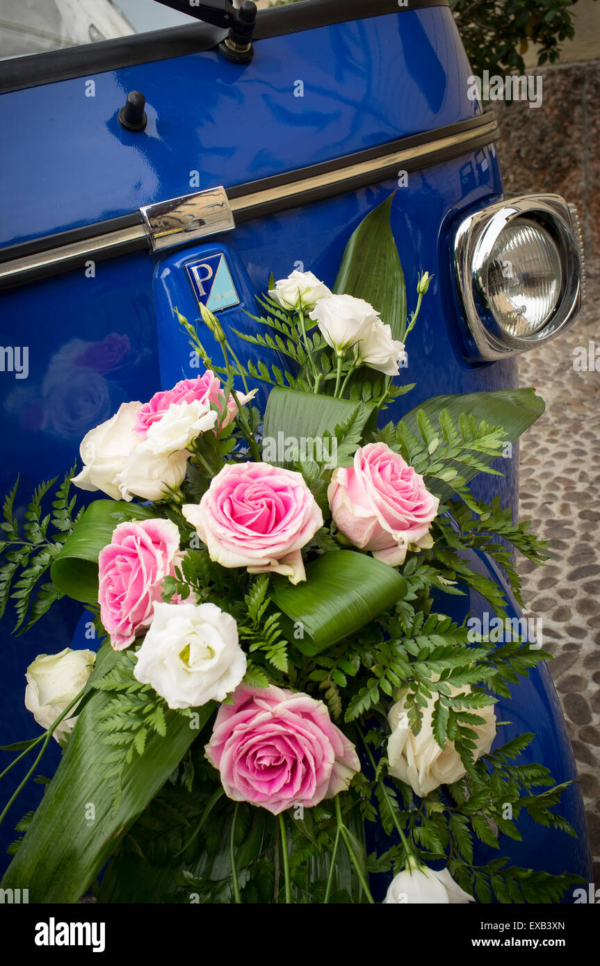 Hochzeits-Auto Mit Band-Dekoration Stockfoto - Bild von rosa