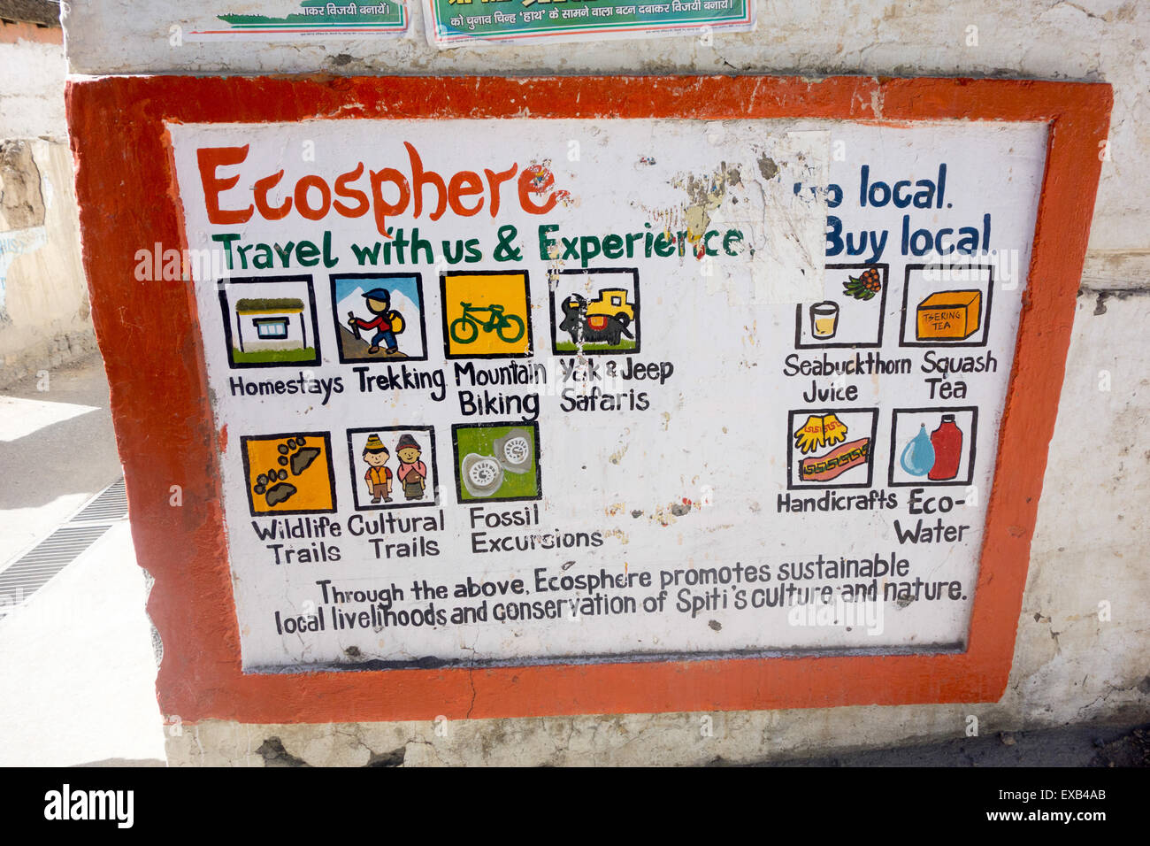 Werbetafel für Ökosphäre - ein Sozialunternehmen der örtlichen Gemeinschaft von Spiti Eco Reisen und lokale Produkte anbieten Stockfoto