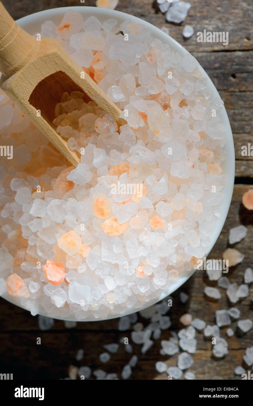 Rosa Salz aus dem Himalaya auf Holztisch Stockfoto