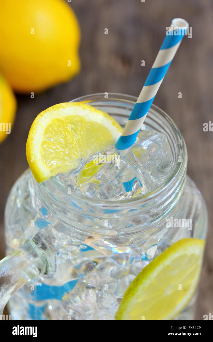 Glas mit frischem Wasser mit Zitrone Stockfoto