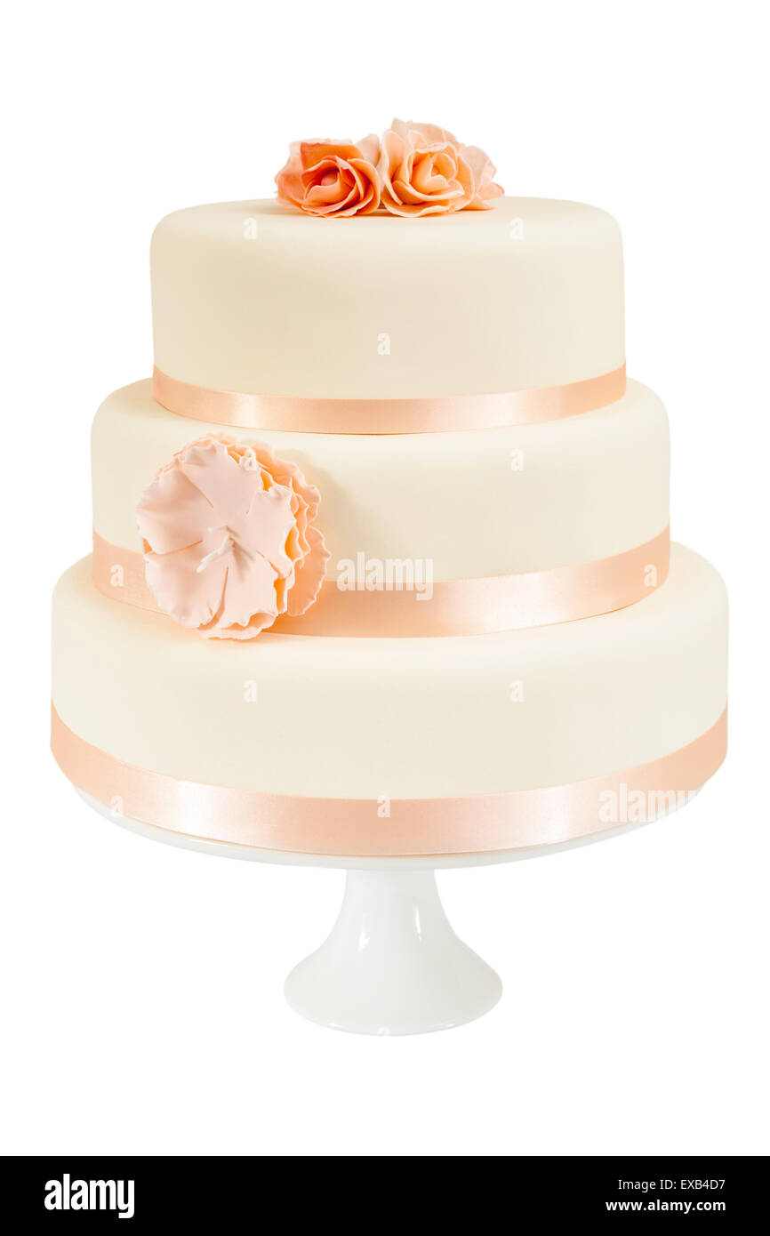 Einfach drei abgestufte Hochzeitstorte mit Blumenschmuck auf einem Kuchen. Ausschneiden und auf einem weißen Hintergrund isoliert Stockfoto