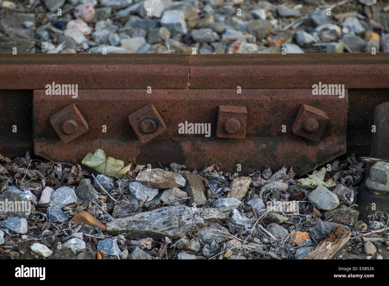 Tischler für eine Eisenbahnstrecke mit Schrauben und Muttern Stockfoto
