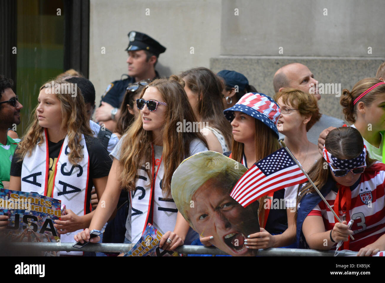 New York, USA. 10. Juli 2015. Fans bei der Frauen WM-Sieg-Parade in New York City. Bildnachweis: Christopher Penler/Alamy Live-Nachrichten Stockfoto