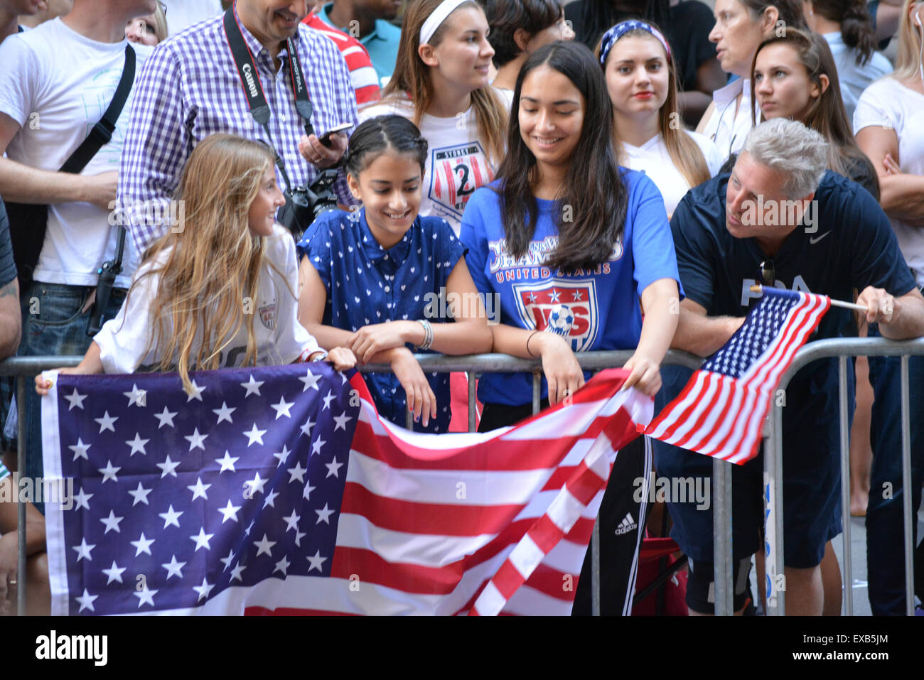 New York, USA. 10. Juli 2015. Fans bei der Frauen WM-Sieg-Parade in New York City. Bildnachweis: Christopher Penler/Alamy Live-Nachrichten Stockfoto