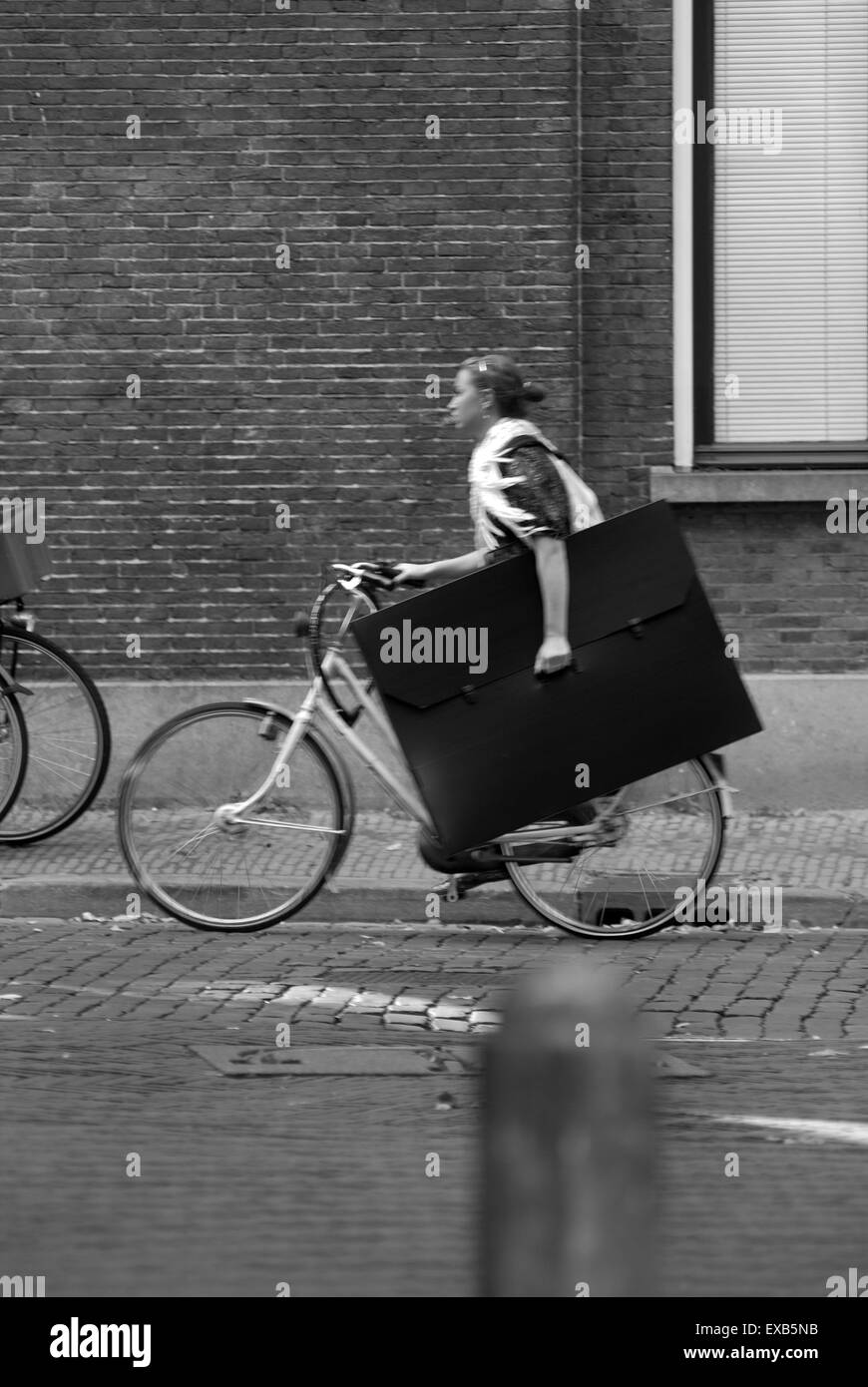 Student mit Portfolio auf Fahrrad, Utrecht, Niederlande Stockfoto