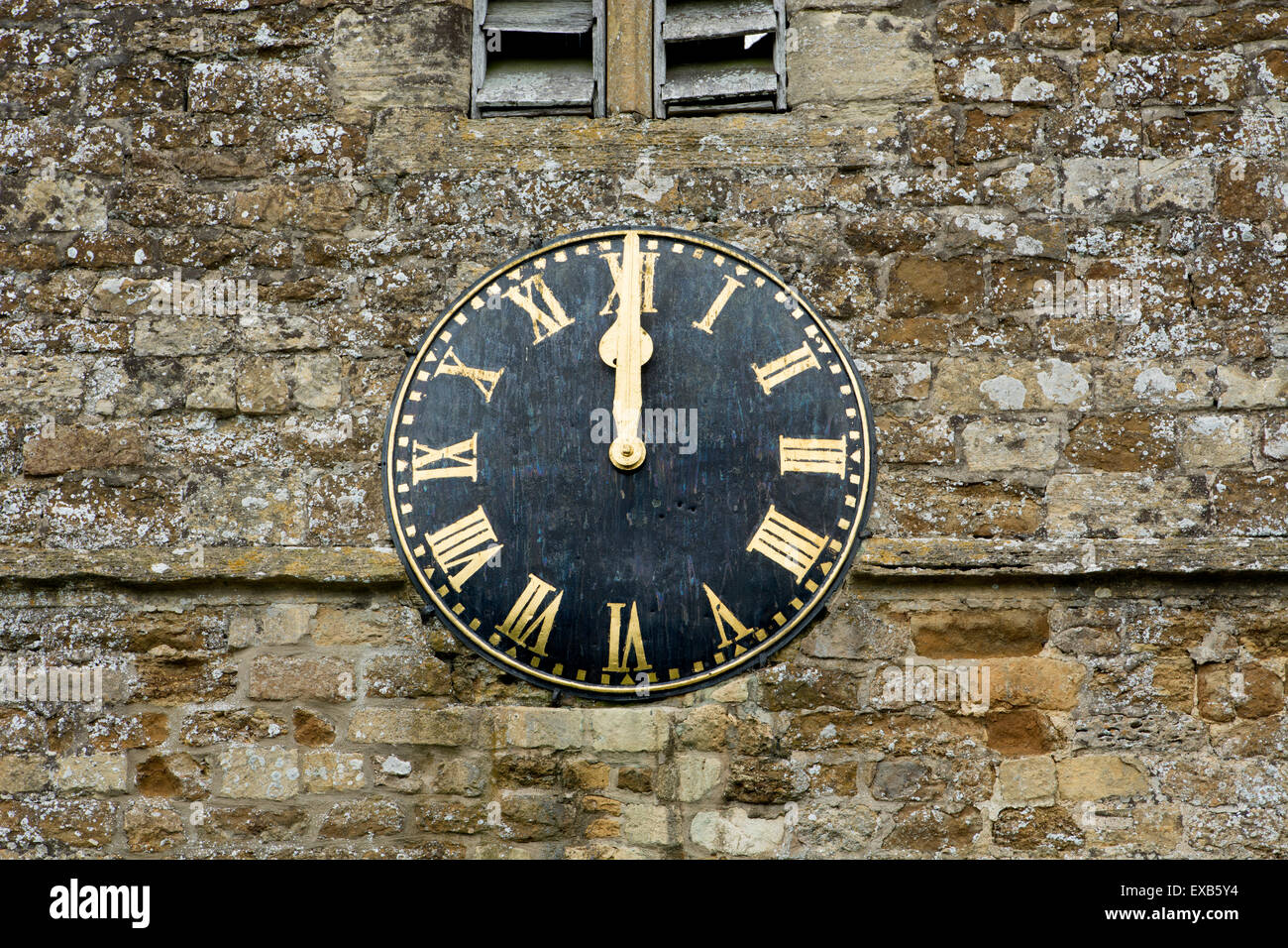 St. Michaels Kirche Uhr am Mittag, Whichford, Warwickshire, England, UK Stockfoto