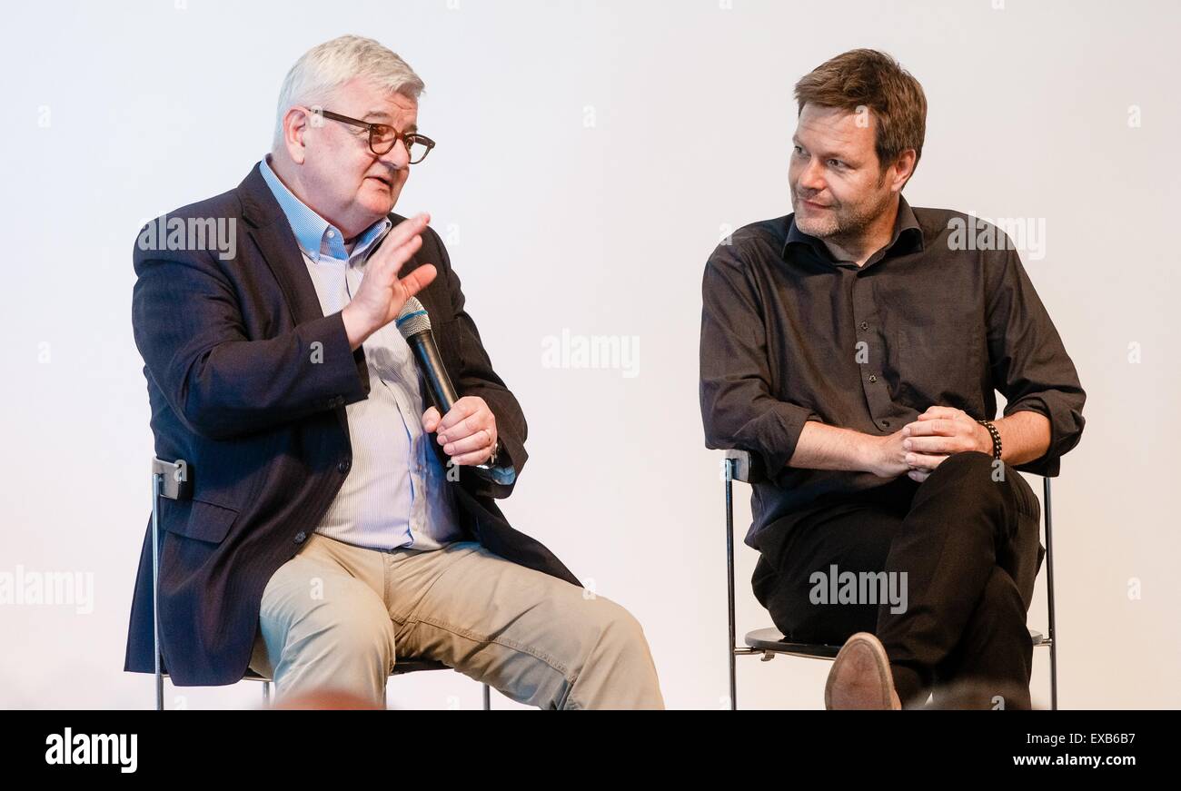 Kiel, Deutschland. 10. Juli 2015. Der ehemalige deutsche Außenminister Joschka Fischer (Bündnis 90/die grünen Partei) und Schleswig-Holstein für Umwelt und Energie Robert Habeck (grüne Partei, R) sprechen während einer Podiumsdiskussion auf Energiepolitik und atomare und fossile Energie als Mittel, um Frieden in Kiel, Deutschland, 10. Juli 2015 verlassen. Foto: Markus Scholz/Dpa/Alamy Live News Stockfoto