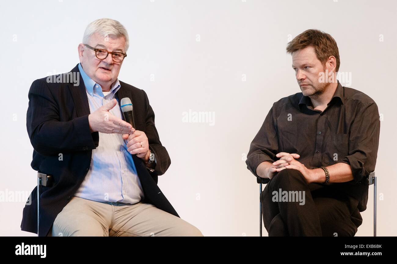 Kiel, Deutschland. 10. Juli 2015. Der ehemalige deutsche Außenminister Joschka Fischer (Bündnis 90/die grünen Partei) und Schleswig-Holstein für Umwelt und Energie Robert Habeck (grüne Partei, R) sprechen während einer Podiumsdiskussion auf Energiepolitik und atomare und fossile Energie als Mittel, um Frieden in Kiel, Deutschland, 10. Juli 2015 verlassen. Foto: Markus Scholz/Dpa/Alamy Live News Stockfoto