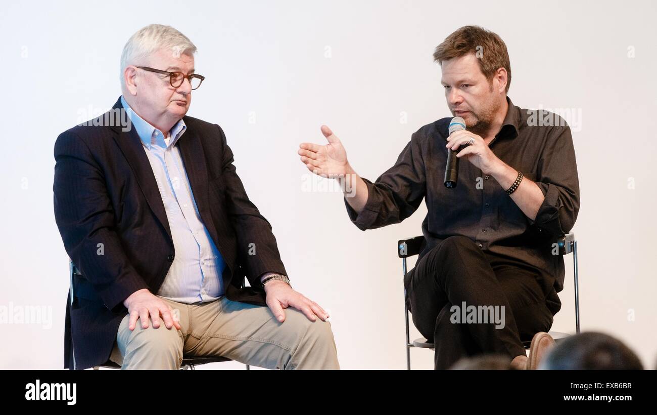 Kiel, Deutschland. 10. Juli 2015. Der ehemalige deutsche Außenminister Joschka Fischer (Bündnis 90/die grünen Partei) und Schleswig-Holstein für Umwelt und Energie Robert Habeck (grüne Partei, R) sprechen während einer Podiumsdiskussion auf Energiepolitik und atomare und fossile Energie als Mittel, um Frieden in Kiel, Deutschland, 10. Juli 2015 verlassen. Foto: Markus Scholz/Dpa/Alamy Live News Stockfoto