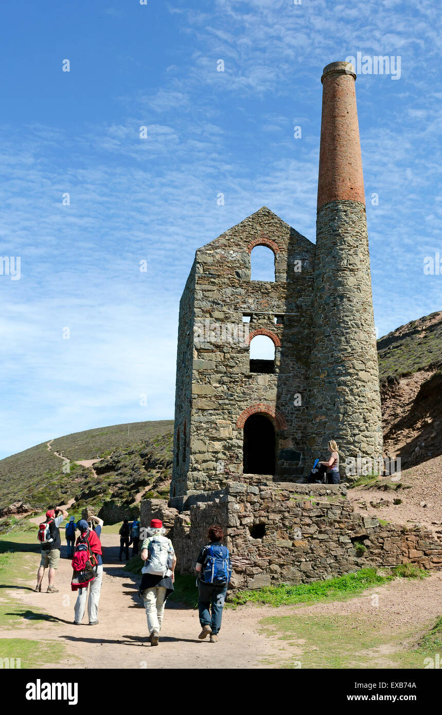 Besucher im Maschinenhaus der Towanroath Teil der alten Wheal Coates Zinn-MIne in der Nähe von Extrameldung in Cornwall, England, UK Stockfoto