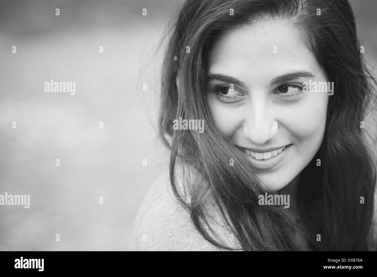 junge schöne Brünette Frau Musik hören mit Kopfhörern in der Stadt Stockfoto