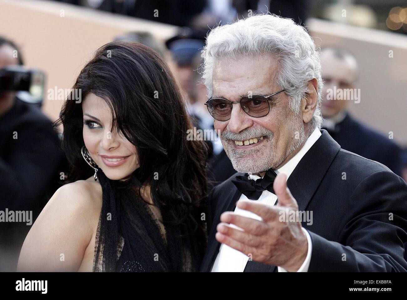 10. Juli 2015 - ist Schauspieler OMAR SHARIF, am besten bekannt für seine Rollen in Filmklassikern Lawrence von Arabien und Doctor Zhivago, im Alter von 83 Jahren gestorben. Ägypten-geboren Sharif gewann zwei Golden Globe Award und eine Oscar-Nominierung für seine Rolle als Sherif Ali in David Leans 1962 epische Lawrence von Arabien. Er gewann eine weitere Golden Globe drei Jahre später als Doktor Zhivago. Zu Beginn dieses Jahres bestätigt seinen Agenten, dass er mit Alzheimer diagnostiziert worden war. Sein Agent Steve Kenis, sagte: "Er erlitt einen Herzinfarkt heute Nachmittag in einem Krankenhaus in Kairo." Im Bild: 2004 - jährlichen Cannes Film Festival Premiere von die Ladykillers Stockfoto