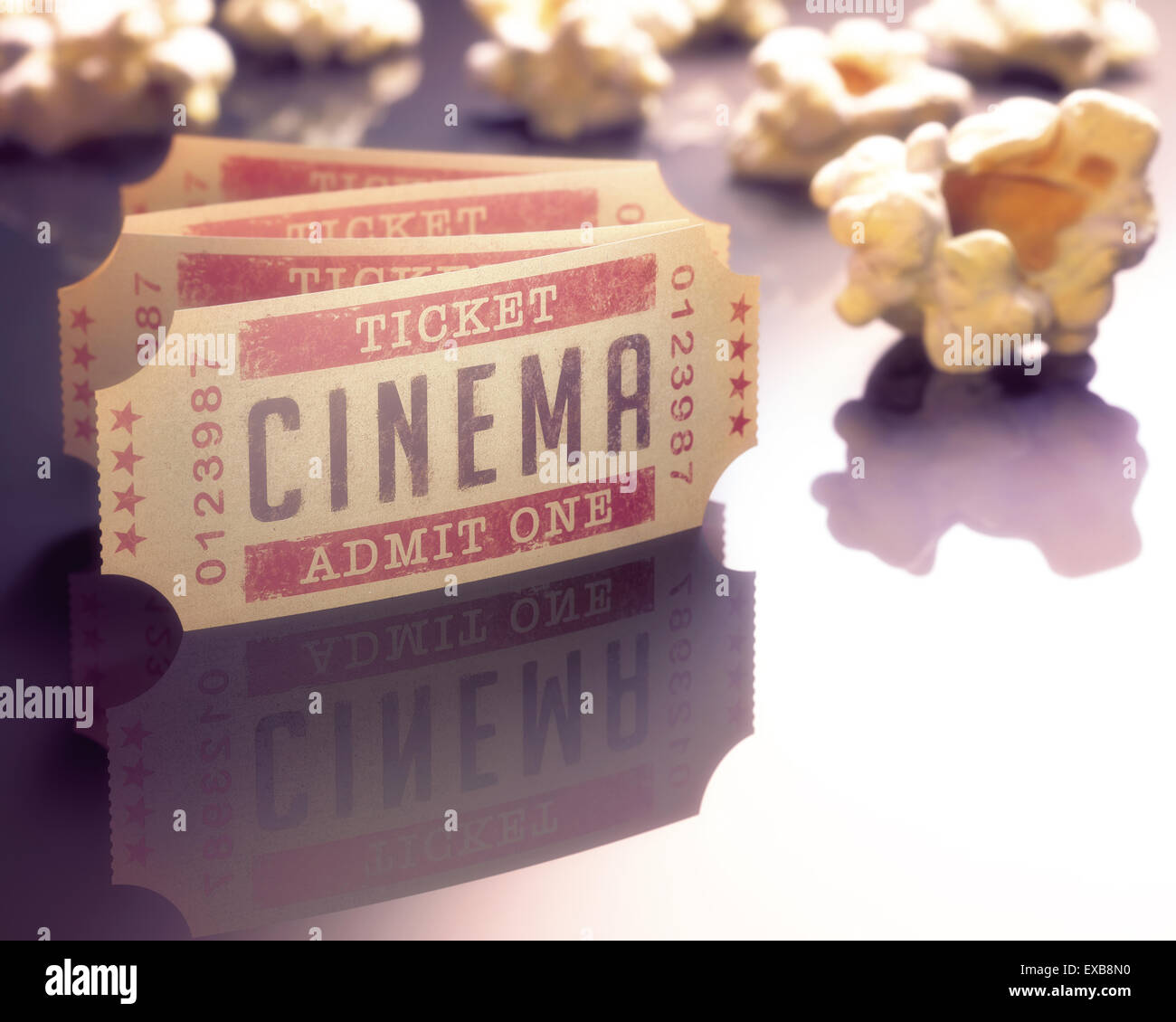 Eintrittskarte ins Kino mit Popcorn um. Stockfoto