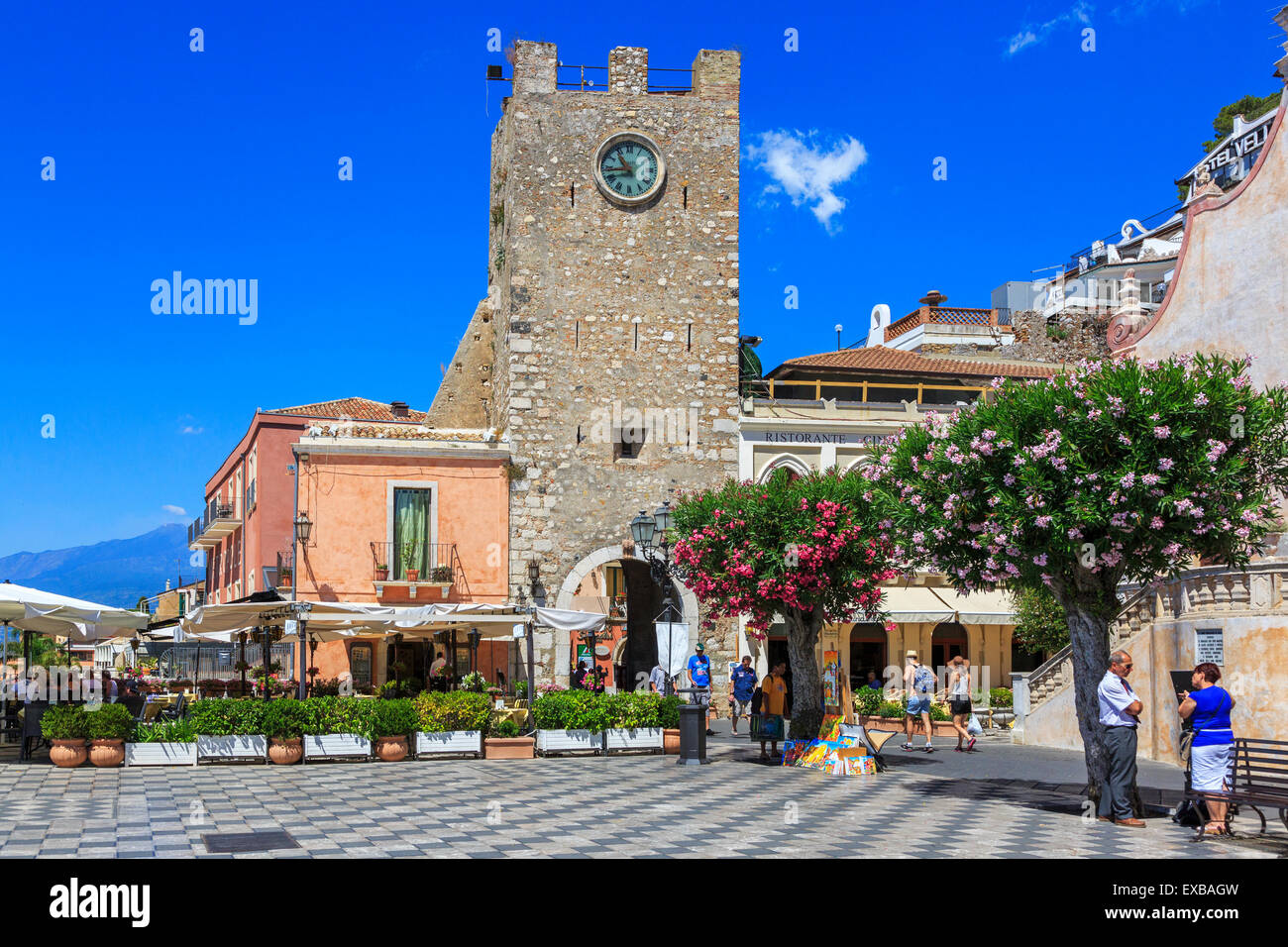 Borgo Medievale Clock Tower und San Giuseppe Church am IX Aprile Square, Corso Umberto, Dorf Taormina, Sizilien Stockfoto