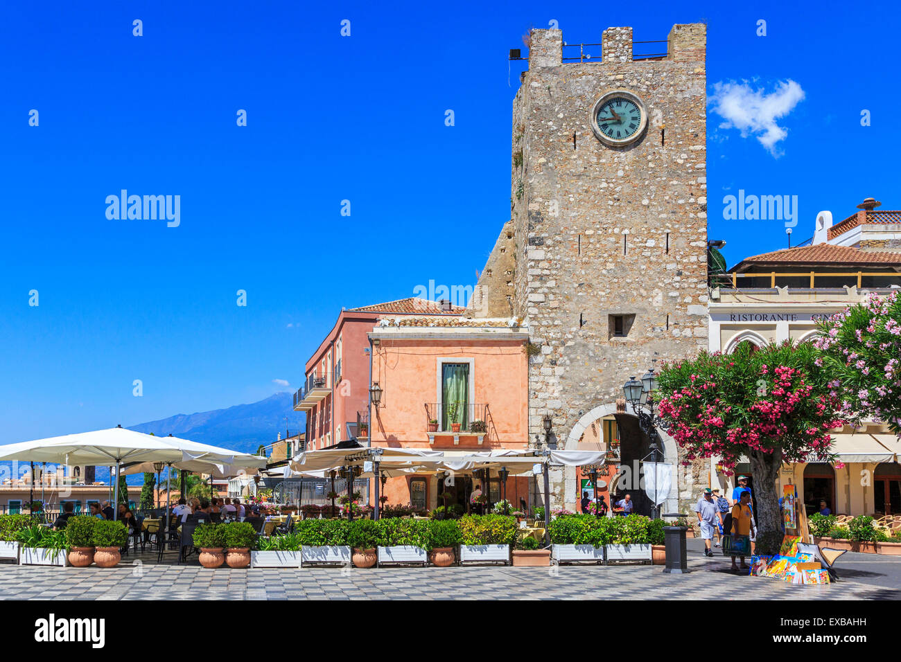 Borgo Medievale Clock Tower und San Giuseppe Church am IX Aprile Square, Corso Umberto, Dorf Taormina, Sizilien Stockfoto