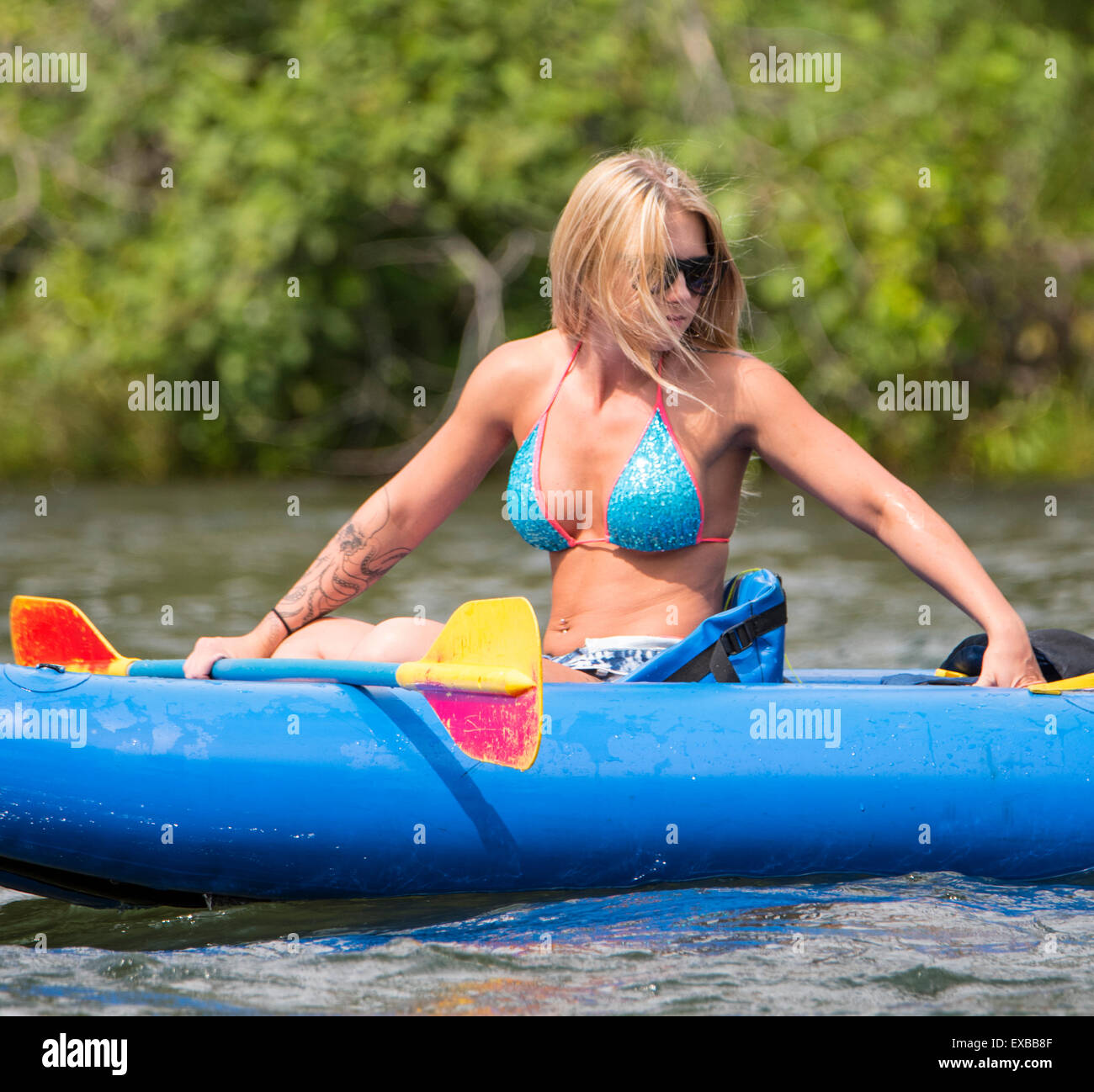 Schwimmende Boise River, Frau im Bikini, die Spaß am Fluss Kajak. Boise, Idaho Stockfoto