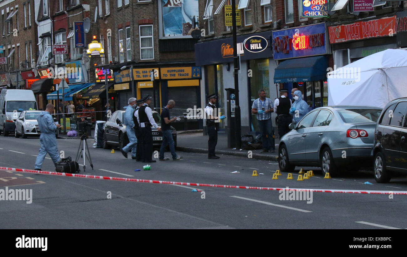 Wood Green, London Freitag, 10. Juli 2015 Mann starb und eine Frau wurde ins Krankenhaus nach einer scheinbaren Doppel schießen in Wood Green gebracht.  Polizei wurden zur Herrschaft Lane, nicht weit von Wood Green Station, kurz vor 18:00 heute Abend genannt.  Ein Metropolitan Police-Sprecher sagte zunächst, einen Tatort mit Sanitäter, die Behandlung von zwei Patienten Offiziere eingerichtet hatte.  Später bestätigte die Kraft eines der Opfer am Tatort gestorben. Bildnachweis: Uknip / Alamy Live News Stockfoto