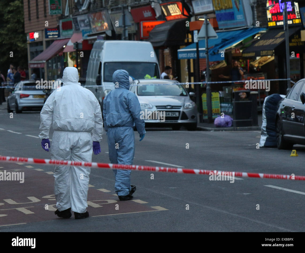 Wood Green, London Freitag, 10. Juli 2015 Mann starb und eine Frau wurde ins Krankenhaus nach einer scheinbaren Doppel schießen in Wood Green gebracht.  Polizei wurden zur Herrschaft Lane, nicht weit von Wood Green Station, kurz vor 18:00 heute Abend genannt.  Ein Metropolitan Police-Sprecher sagte zunächst, einen Tatort mit Sanitäter, die Behandlung von zwei Patienten Offiziere eingerichtet hatte.  Später bestätigte die Kraft eines der Opfer am Tatort gestorben. Bildnachweis: Uknip / Alamy Live News Stockfoto