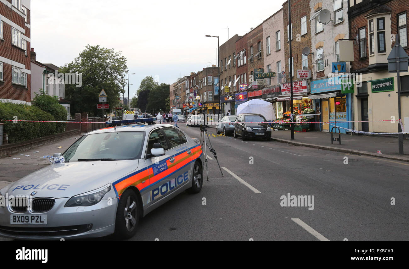 Wood Green, London Freitag, 10. Juli 2015 Mann starb und eine Frau wurde ins Krankenhaus nach einer scheinbaren Doppel schießen in Wood Green gebracht.  Polizei wurden zur Herrschaft Lane, nicht weit von Wood Green Station, kurz vor 18:00 heute Abend genannt.  Ein Metropolitan Police-Sprecher sagte zunächst, einen Tatort mit Sanitäter, die Behandlung von zwei Patienten Offiziere eingerichtet hatte.  Später bestätigte die Kraft eines der Opfer am Tatort gestorben. Bildnachweis: Uknip / Alamy Live News Stockfoto