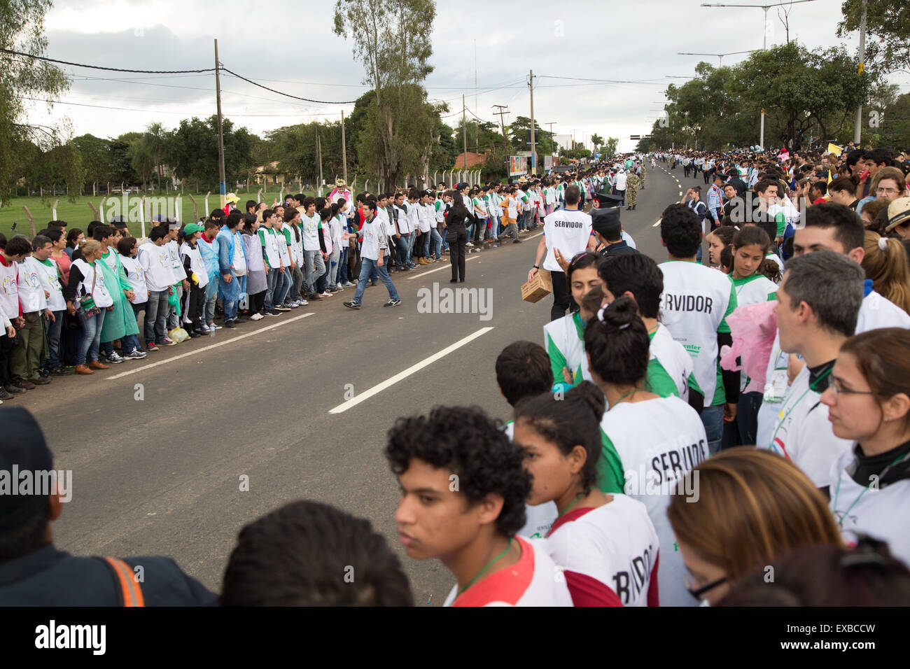 Asuncion Paraguay 10 Juli 2015 Papst Francis Besucht Paraguay Menschen Versammeln Sich Vor Der Ankunft Des Papstes Francis In Der Nahe Der Silvio Pettirossi International Airport An Luque Eine Stadt Von Gran