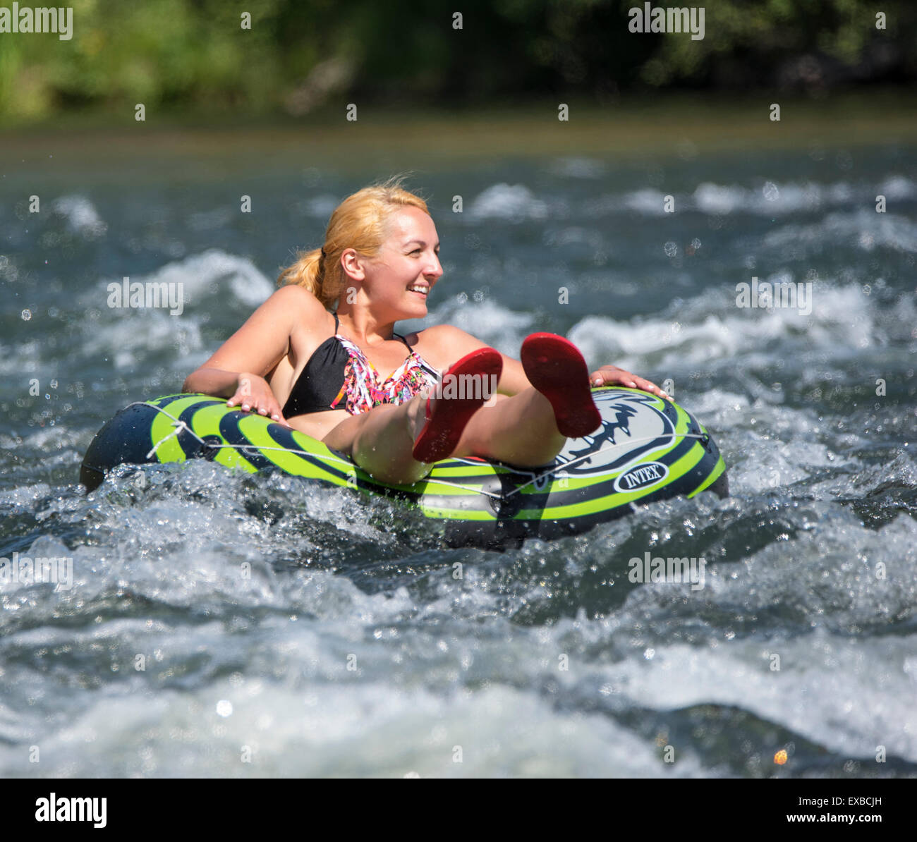 Schwimmende Boise River auf einer Röhre. Stockfoto