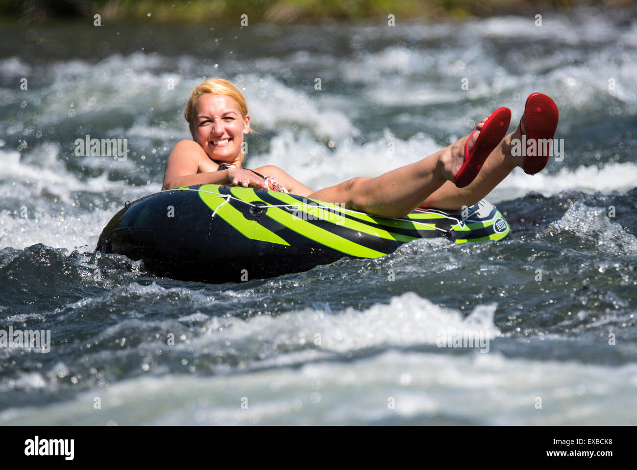 Schwimmende Boise River, Frau Schlauch durch Stromschnellen zu genießen. Boise, Idaho, USA Stockfoto