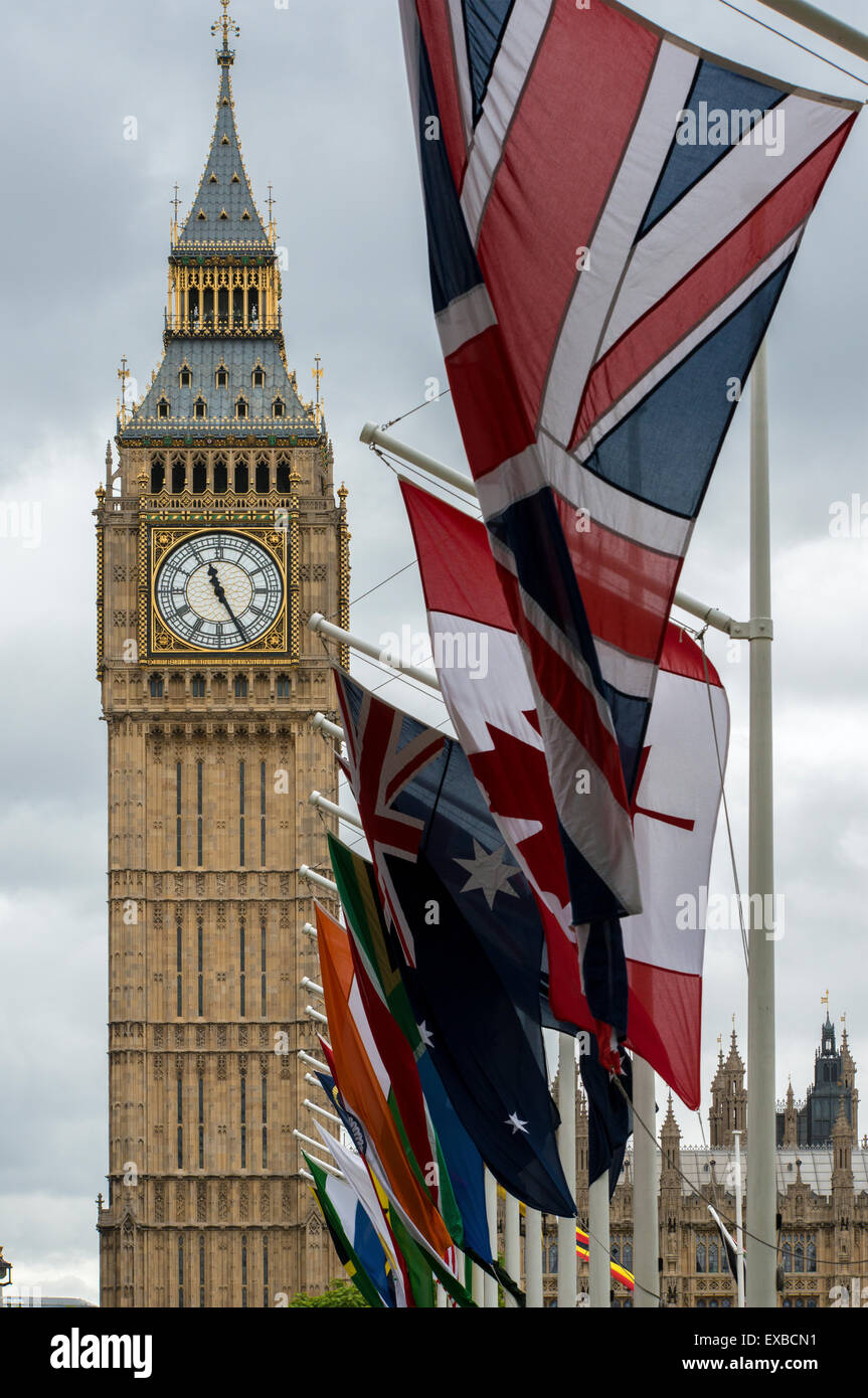 Fahnen vor Big Ben für Trooping die Farbe, Parliament Square, London, UK Stockfoto