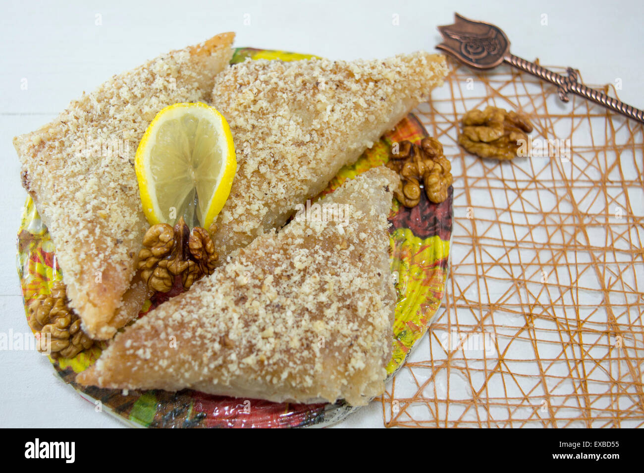 Griechische Baklava und türkischer Kaffee serviert auf einem Tisch Stockfoto