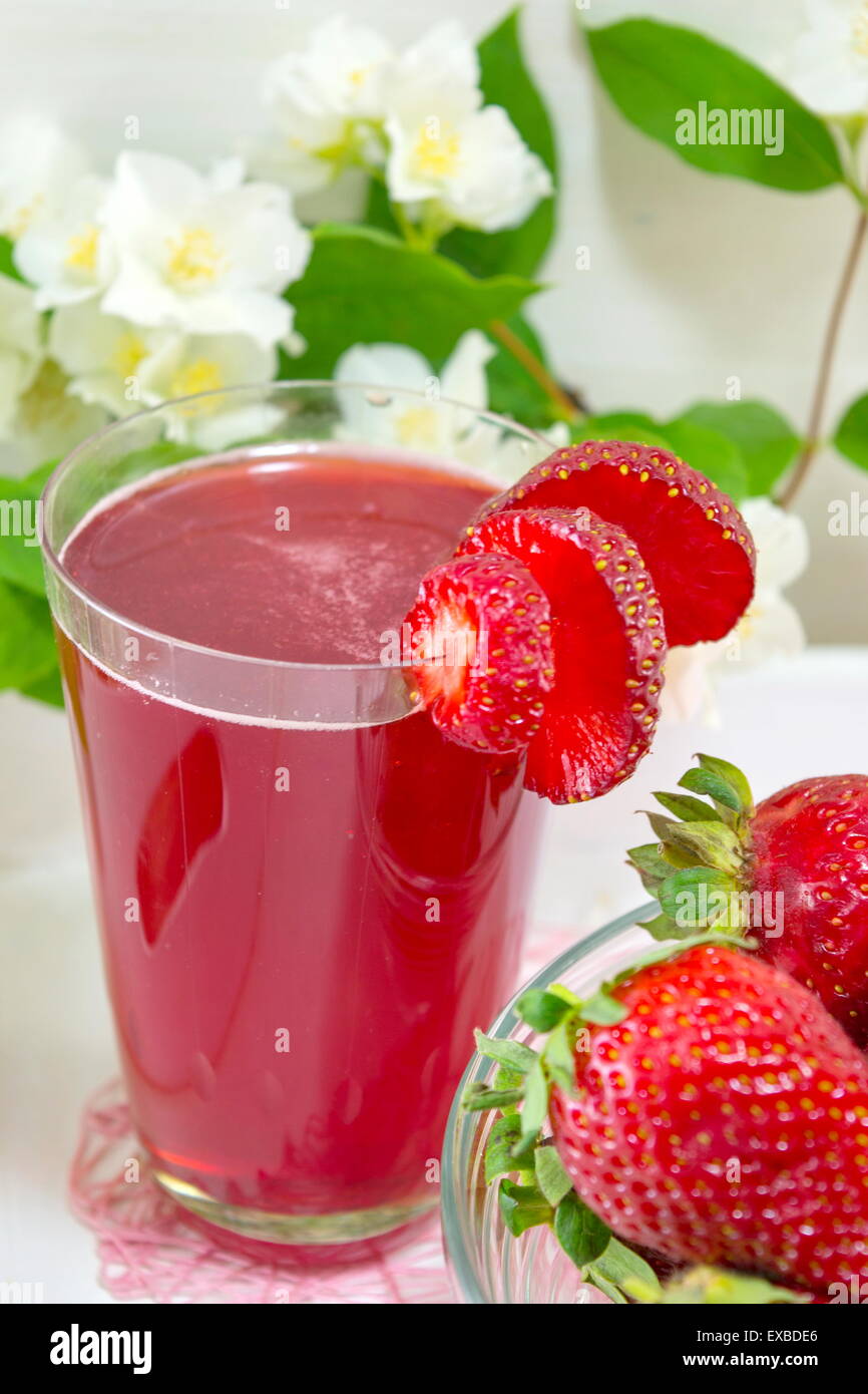 Erdbeersaft und frische Erdbeeren auf der dekorierten Teller serviert Stockfoto
