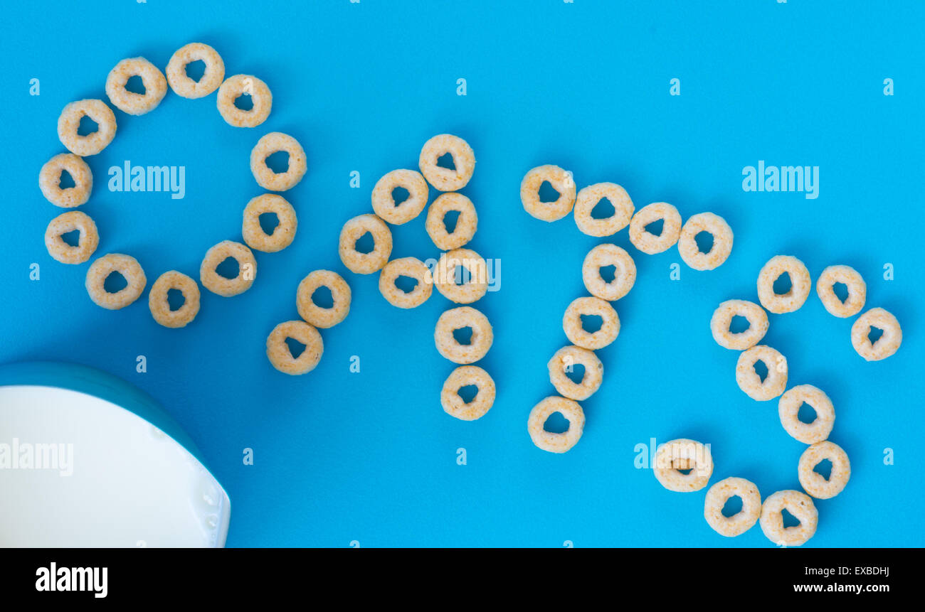 Hafer Dinkel mit Hafer-Müsli mit Milch Krug über blauem Hintergrund Stockfoto