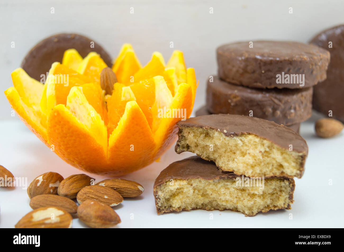 Flauschige Schokoladenkekse, dekoriert mit frischen Orangen und Mandeln Stockfoto