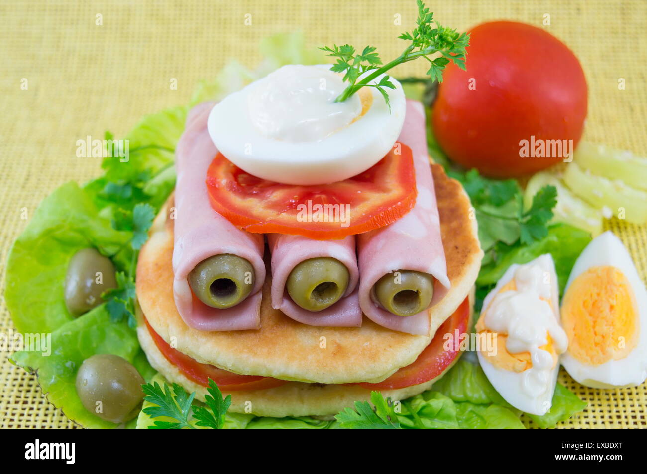 Hausgemachter Schinkensandwich mit Oliven, Tomaten und gekochten Eiern Stockfoto